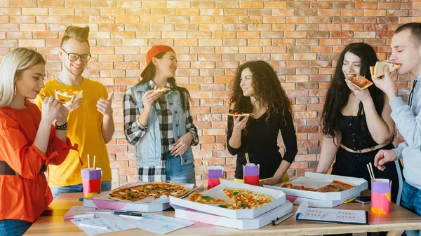 Equipo de negocios almuerzo pizza estilo de vida millennials — Foto de Stock