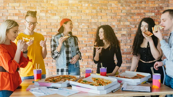 Üzleti csapat ebéd pizza életmód Millennials — Stock Fotó