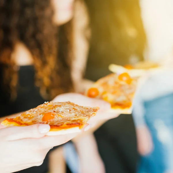 Pizza ebédszünet étkezés szelet Elvihet élelmiszer — Stock Fotó