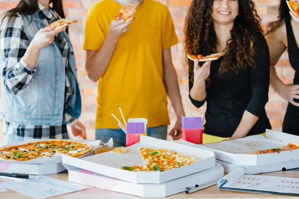 Millennials rutin egészségtelen szemét élelmiszer szokás — Stock Fotó