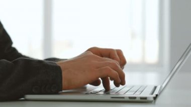 Programcı Bu geliştirici teknoloji adam el laptop