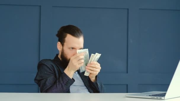 Hombre codicioso preocupado contando dólares ahorro de dinero — Vídeo de stock