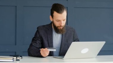 Online ödeme para hareket adam kartı laptop