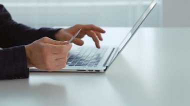 online para kredi adam türü kredi kartı veri dizüstü bilgisayar