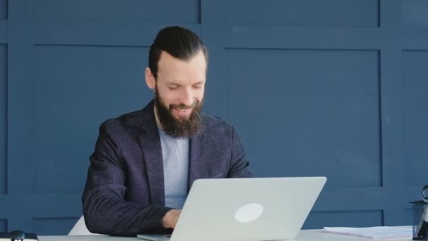 Неудачная деловая ошибка facepalm сожалеет человек не прав — стоковое видео