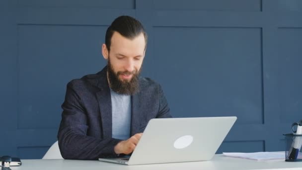 Arbeit misslingt facepalm Geschäftsmann falsch unaufmerksam — Stockvideo