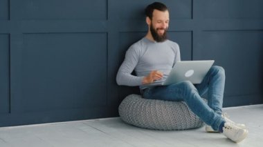 bloglama sosyal medya laptop adam yazarak eller