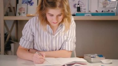 Kadın ressam akıllı telefon çizimi sanat eseri yaratıyor