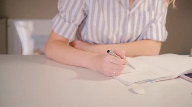 sanatçı kadın masa çizim ev sanat stüdyosu