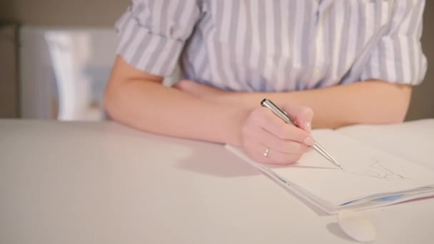 Vrouw kunstenaar smartphone schetsen maken van kunstwerk — Stockvideo