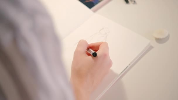 Konstnär ritning Sketchpad närbild livsstil hobby — Stockvideo