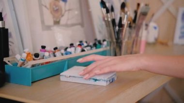 sanatçı işyeri stüdyo kadın el boya kutusu