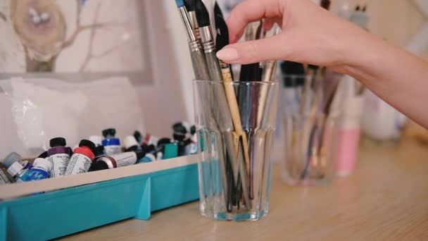 Sanatçı malzemeleri el boya fırçaları stüdyo seçimi — Stok video