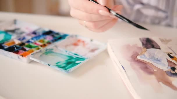 水彩画のアートワークハンドスケッチブックを描くアーティスト — ストック動画