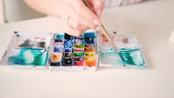 Kunstenaar aquarel schilderij vak hand mengen kleuren — Stockvideo
