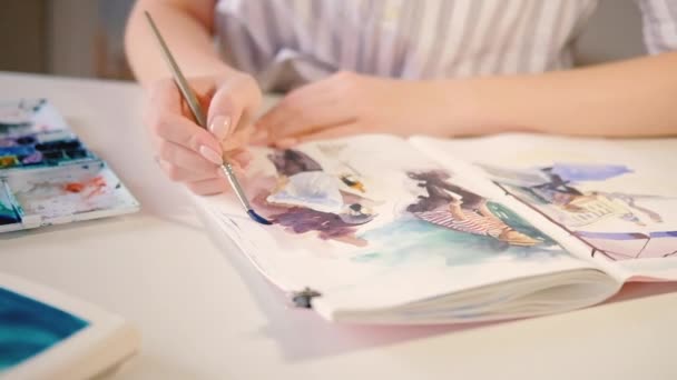 Művész festés akvarell ecsetvonásokkal vázlatfüzet — Stock videók