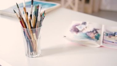 düzenli sanat stüdyosu işyeri boya fırçaları sketchbooks