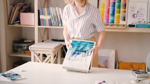 Artist studio vrouwelijke schilder Sketchbooks werkplek — Stockvideo