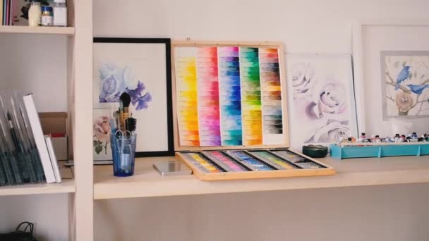 Artist studio artworks supplies female sketchpad — Stock Video
