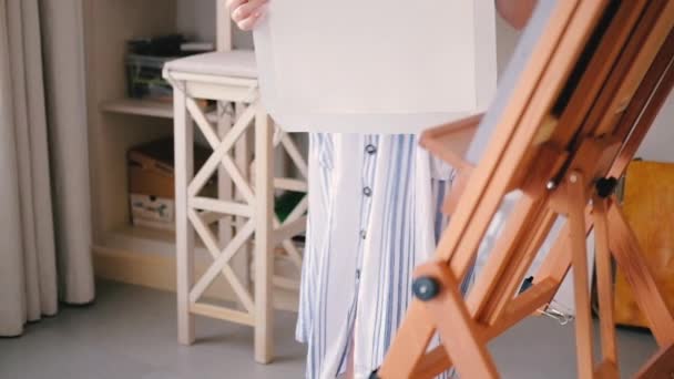 Konststudio kvinna förbereder målning canvas staffli — Stockvideo