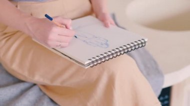 kadın sanatçı pad proje fikri çizim oturuyor