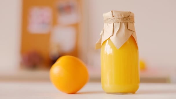 Botella de vidrio smoothie naranja balanceo desintoxicación saludable — Vídeo de stock