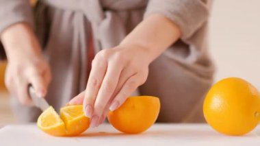 Kadın bornozu turuncu sağlıklı kilo verdiriyor.