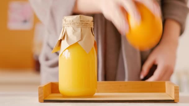 Mujer albornoz botella batido naranja bandeja saludable — Vídeo de stock