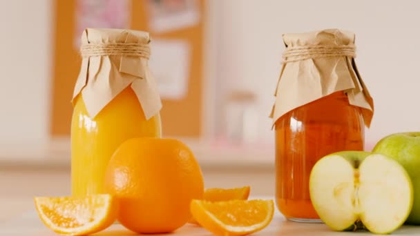 Zumo de manzana de naranja fruta cortada nutrición — Vídeo de stock