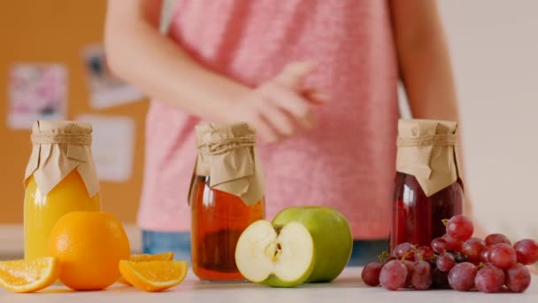 Vrouw kiezen vers smoothie gezond dieet spel — Stockvideo