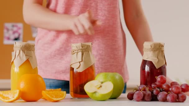 Vrouw kiezen fles sap truc glas oranje — Stockvideo