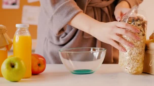 Sağlıklı beslenme kahvaltı kadın müsli suyu — Stok video