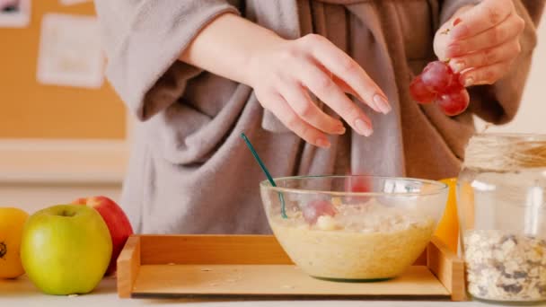 Desintoxicación desayuno mujer uvas muesli jugo de naranja — Vídeos de Stock