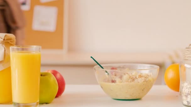 Gewichtsverlust Frühstück Frau Bademantel Müsli essen — Stockvideo