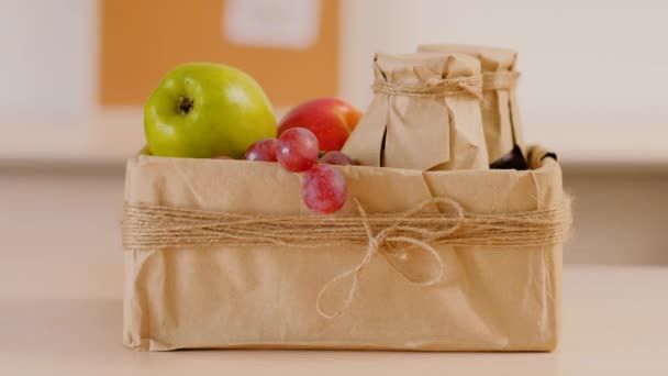 Caja de batidos de frutas frescas manos agarrando alimentos — Vídeo de stock