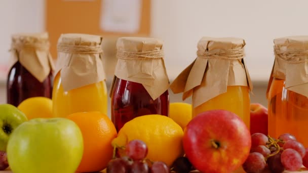 Mannen vrouwenhanden grijpen vers vruchtensap fruit — Stockvideo