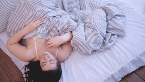 Ruhiger Morgen gesunder Schlaf bequemes Bett — Stockvideo