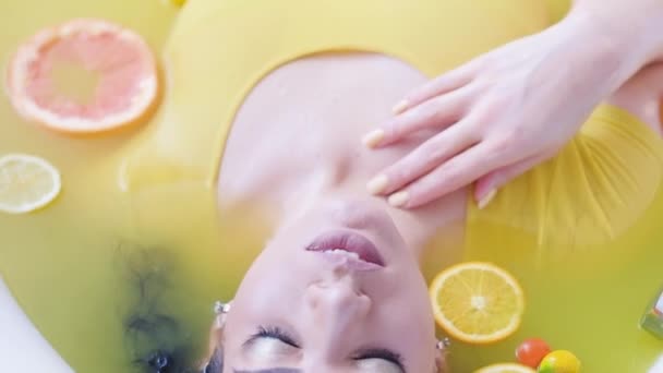 Casa spa citrus aroma terapia relaxamento banho — Vídeo de Stock