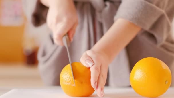 Hábitos matutinos saludables fruta fresca de naranja orgánica — Vídeo de stock