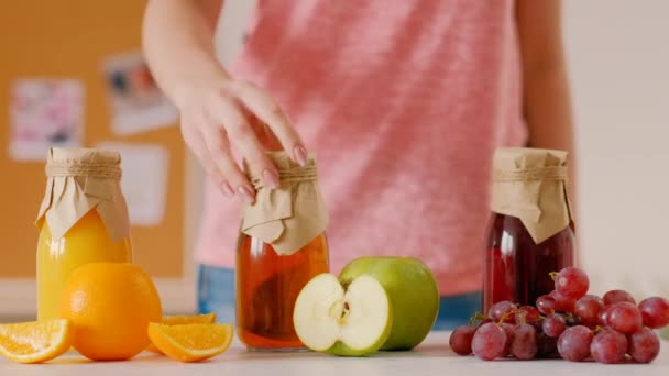 Сбалансированное питание домашний органический свежий сок — стоковое видео