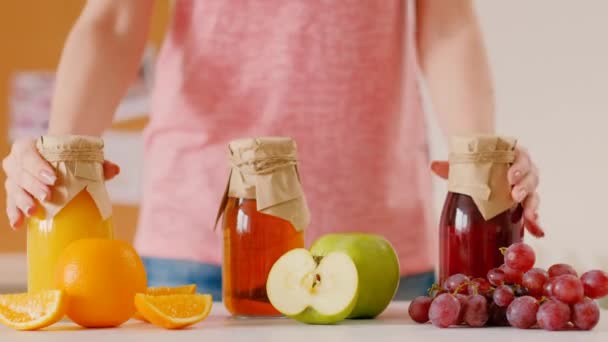 Gesunde Ernährung hausgemachter Bio-Saft aus frischen Früchten — Stockvideo