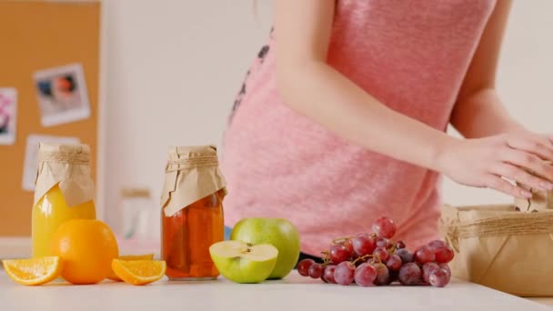 Vegetarische picknick gezonde voeding biologisch fruit — Stockvideo