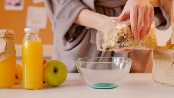 Gesundes Frühstück Haferflocken Bio frischer Saft — Stockvideo