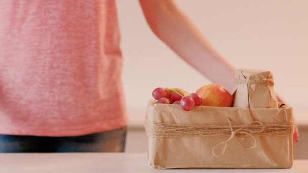 Romantik vitamin hediye teslim ev yapımı meyve suyu — Stok video