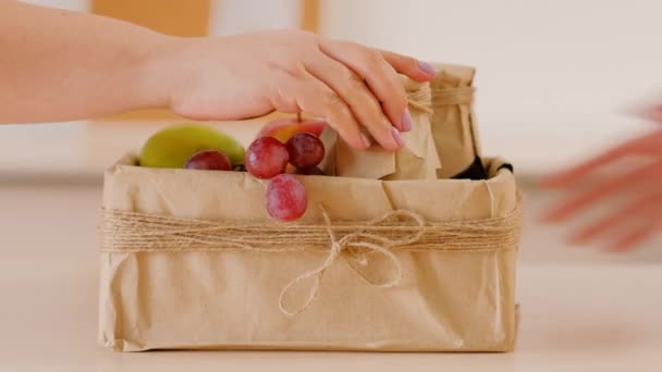 Caja de frutas ecológicas alimentos saludables diseño rústico — Vídeo de stock