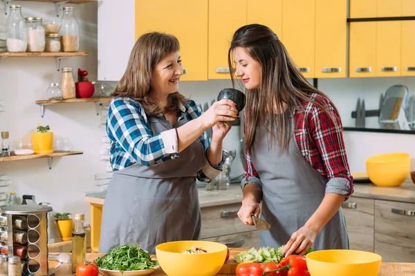 Familj fritid kök matlagning kulinarisk praktik — Stockfoto