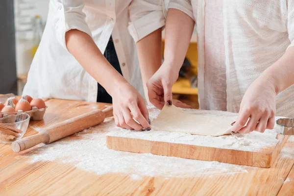 Женщины выпечки кулинарные курсы делает тесто хобби — стоковое фото