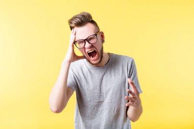 stresli deli adam portre bağırarak sinirli