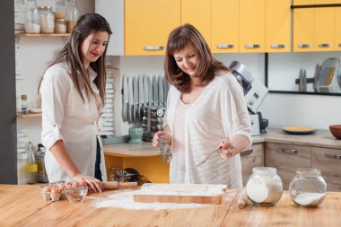 ev mutfak sınıfı aile mutfak bisküvi