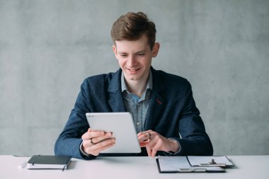 başarılı kariyer mutlu genç ofis çalışanı